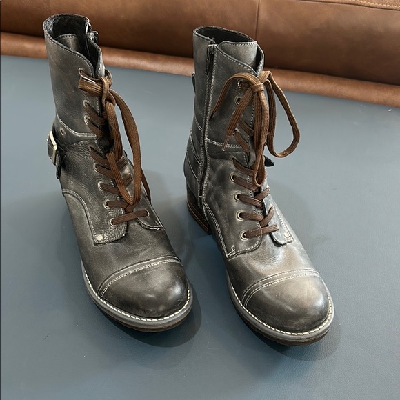 TAOS Charcoal Leather Ankle Boots with Buckle and Lace-Up Design - Picture 5 of 6